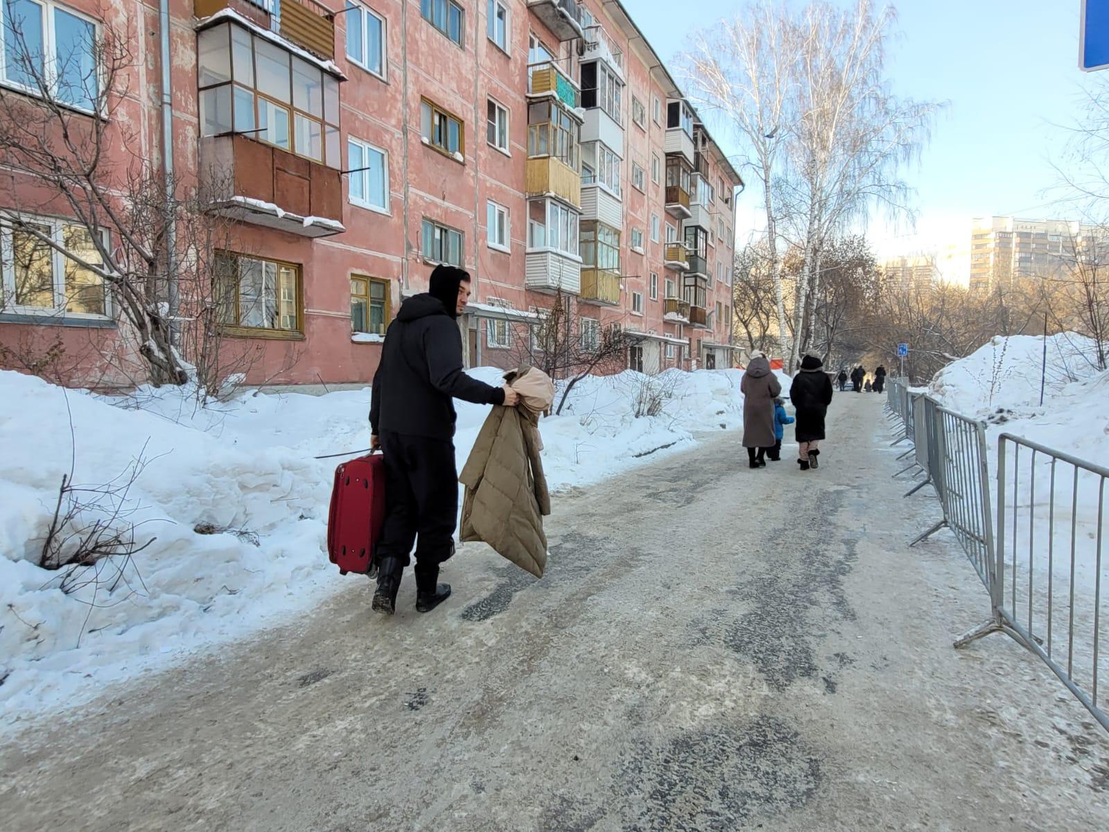 Фото «У нас пять мешков»: что выносят жильцы из дома в Новосибирске, где взорвался газ 3